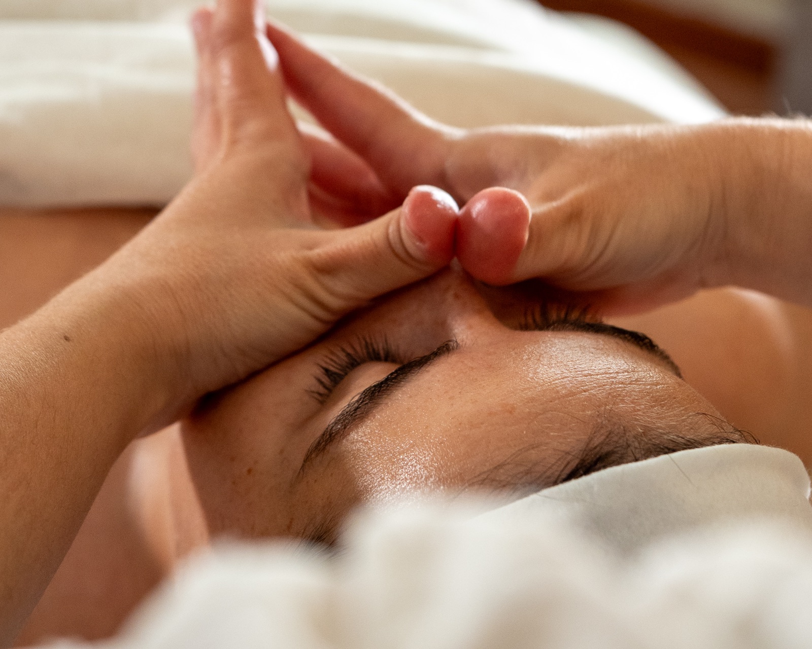 Mujer recibiendo un masaje Kobido en Badajoz para rejuvenecer
